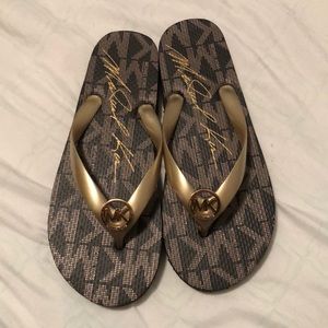 🚨🚨1 hour sale 🚨🚨Michael Kors flip flops size 7